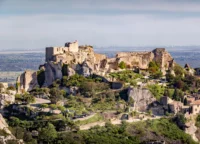 Village médiéval perché sur un éperon rocheux