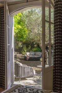 Terrasse extérieure avec salon de jardin apaisant