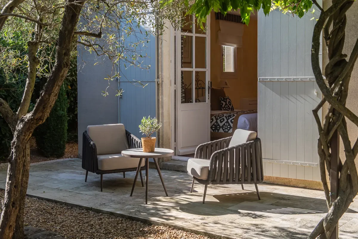 Coin détente extérieur avec fauteuils et table