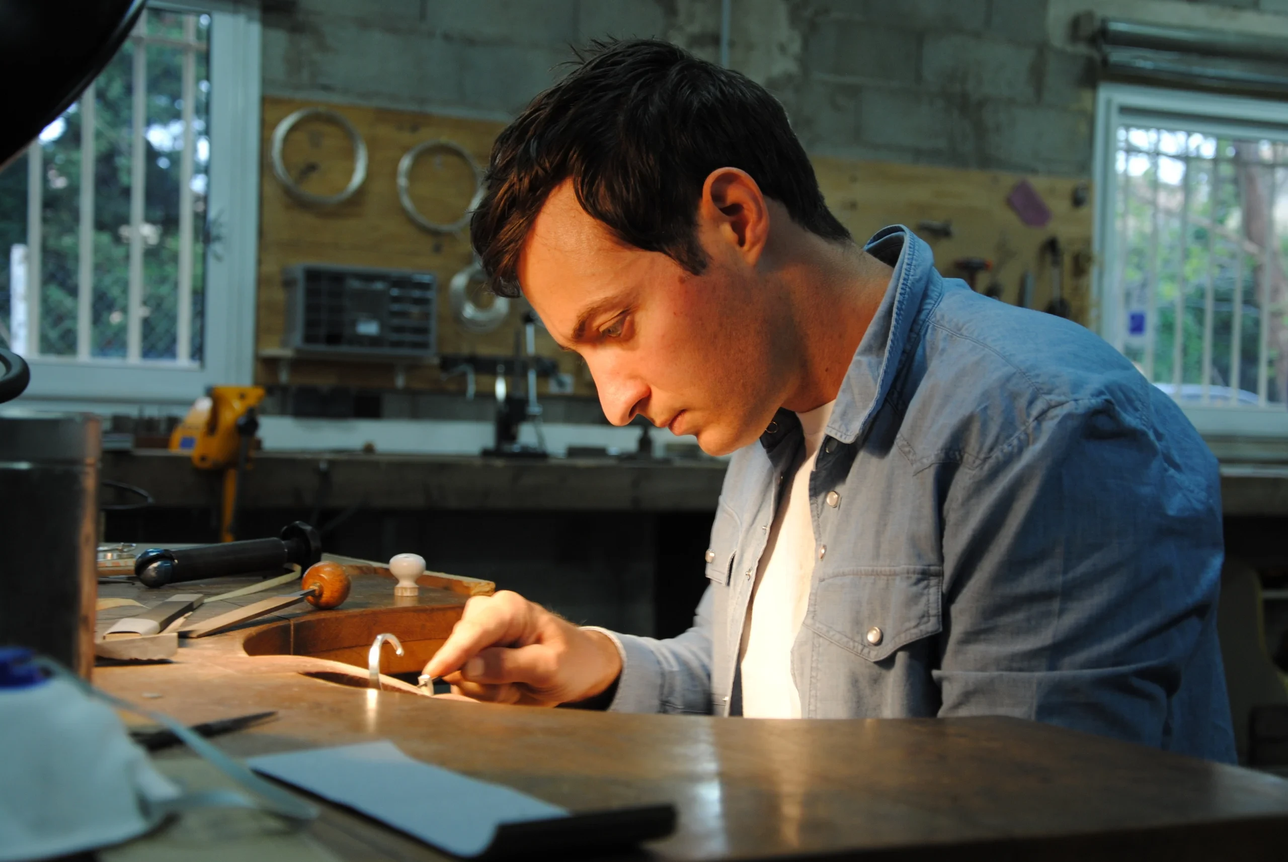 Homme travaillant dans un atelier de menuiserie