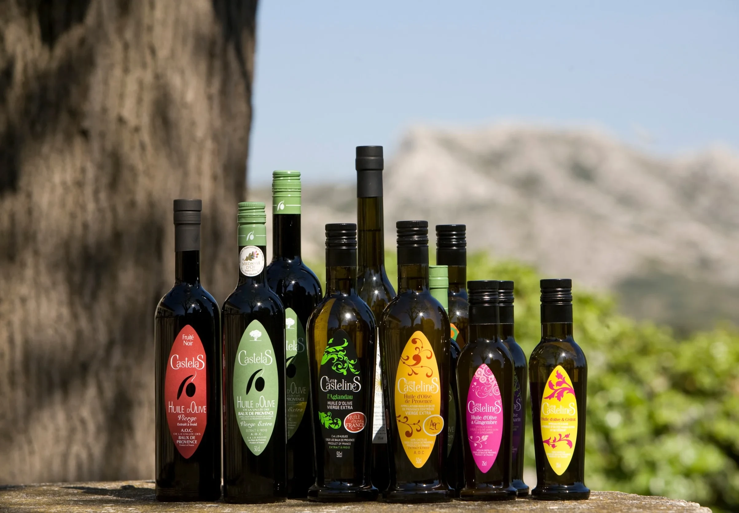 Bouteilles d'huile d'olive Castelas en extérieur - hotel provence - Mas de l'Oulivié
