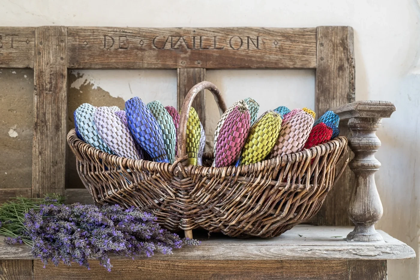 Panier en osier avec épillets colorés