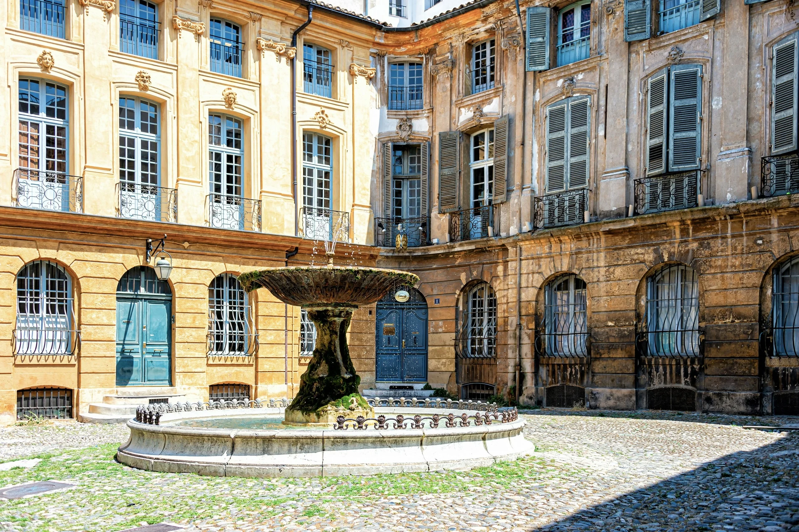 Fontaine dans une cour baroque ensoleillée - hotel provence - Mas de l'Oulivié