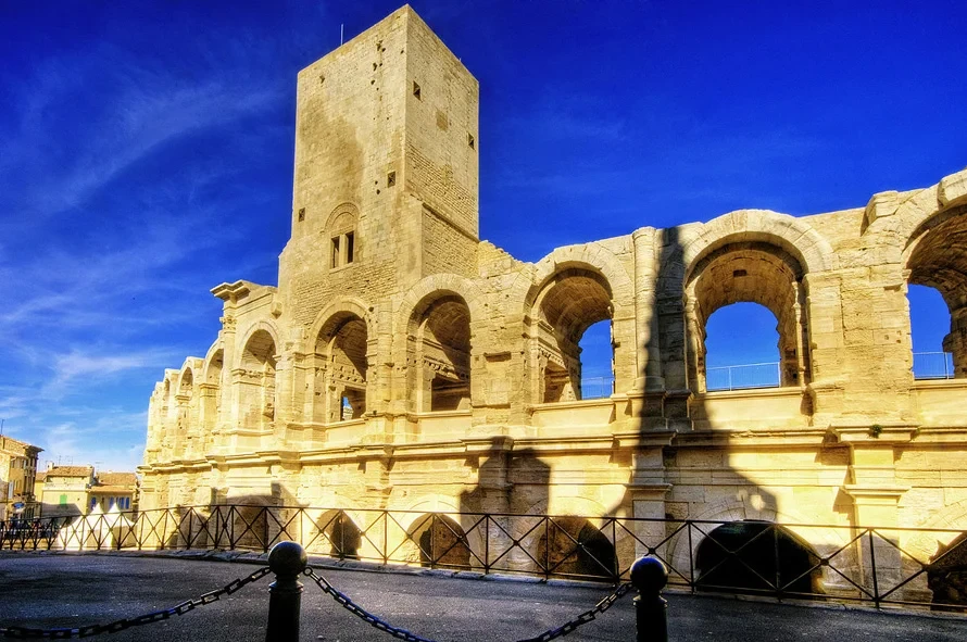 Arènes romaines d'Arles sous un ciel bleu - hotel provence - Mas de l'Oulivié
