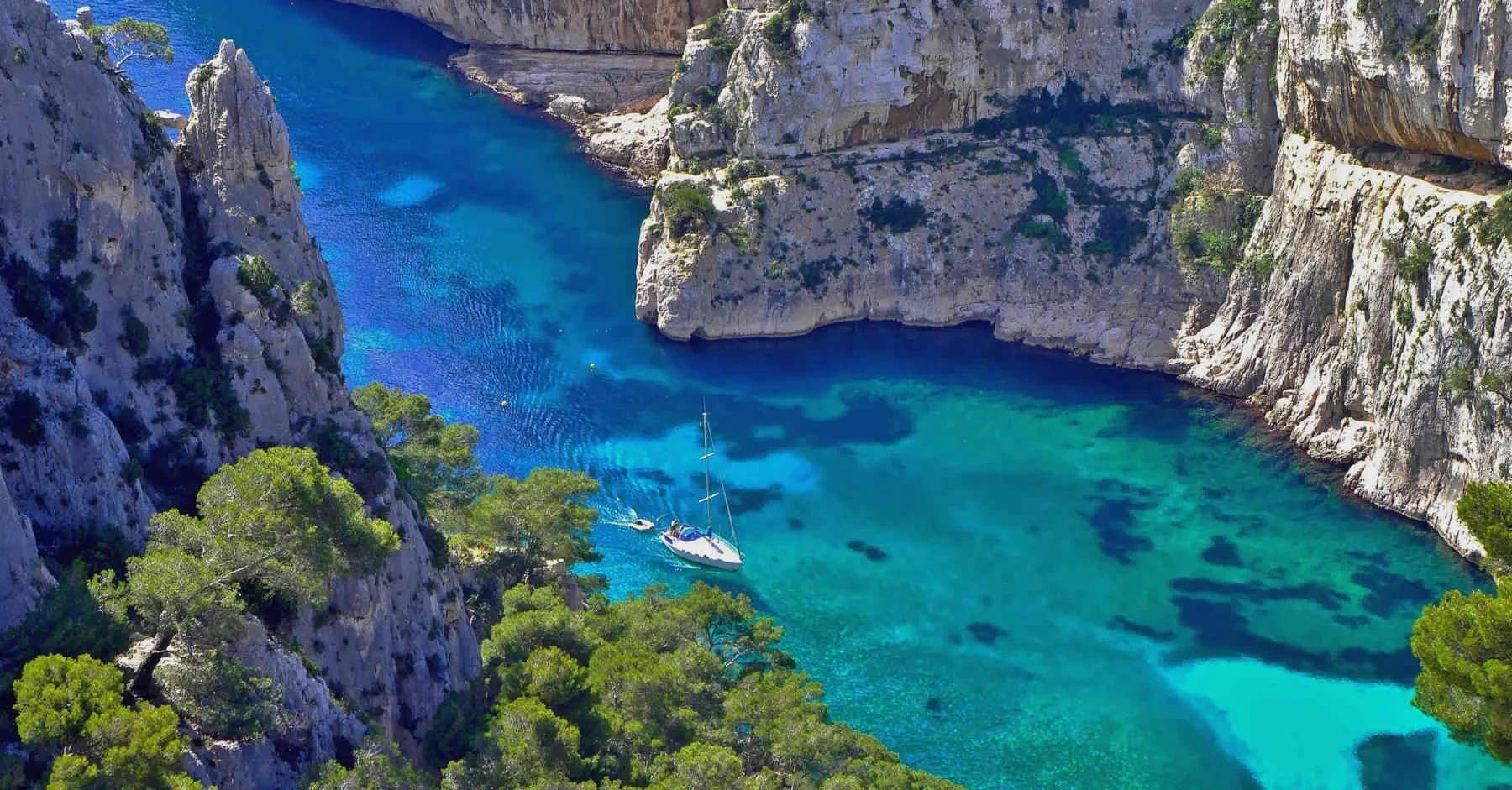 Crique turquoise avec un voilier - hotel de charme alpilles - Mas de l'Oulivié
