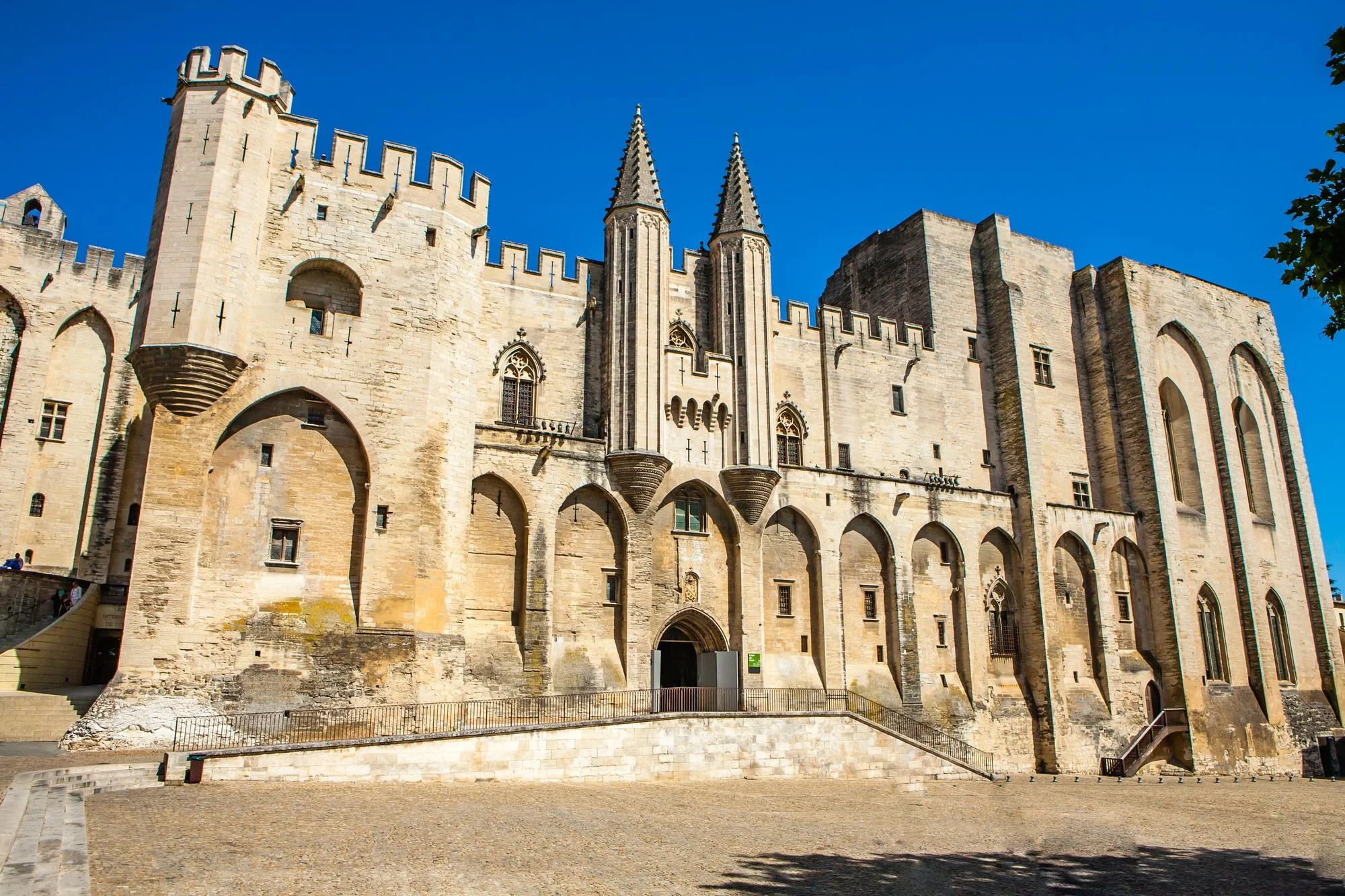 Palais des Papes Avignon façade gothique - hotel de charme alpilles - Mas de l'Oulivié