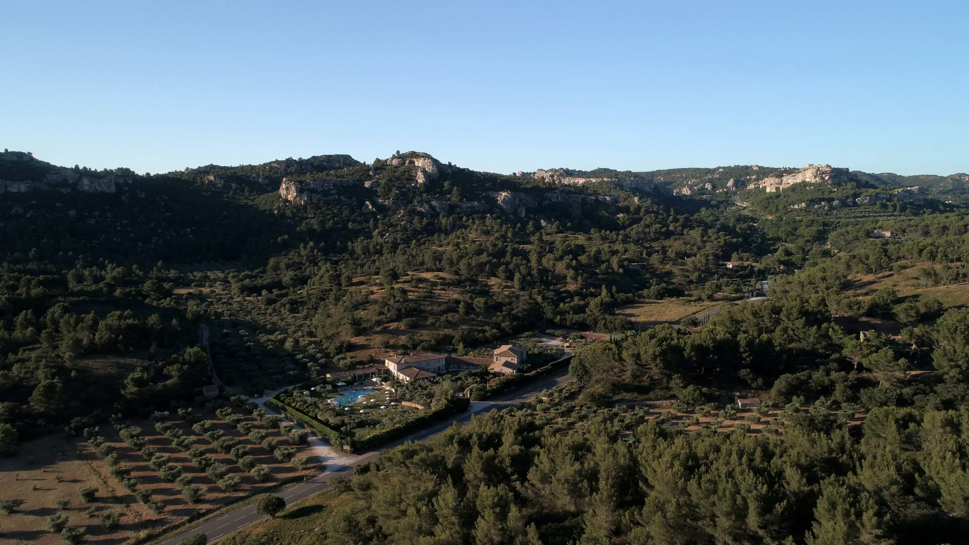 Paysage naturel avec village et collines boisées - hotel de charme baux de provence - Mas de l'Oulivié
