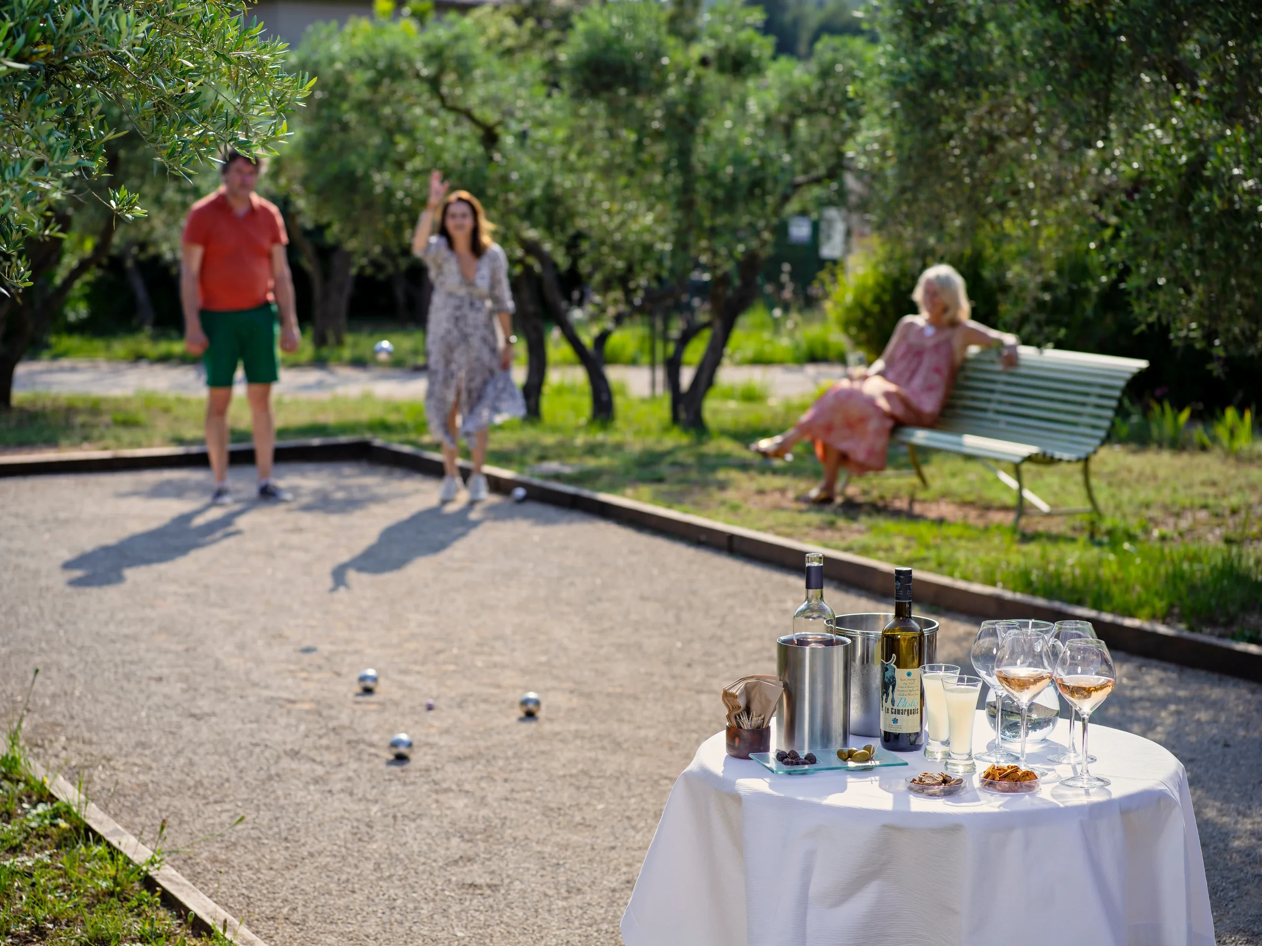 Partie de pétanque en jardin avec apéritif