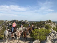 Randonneurs à cheval en montagne