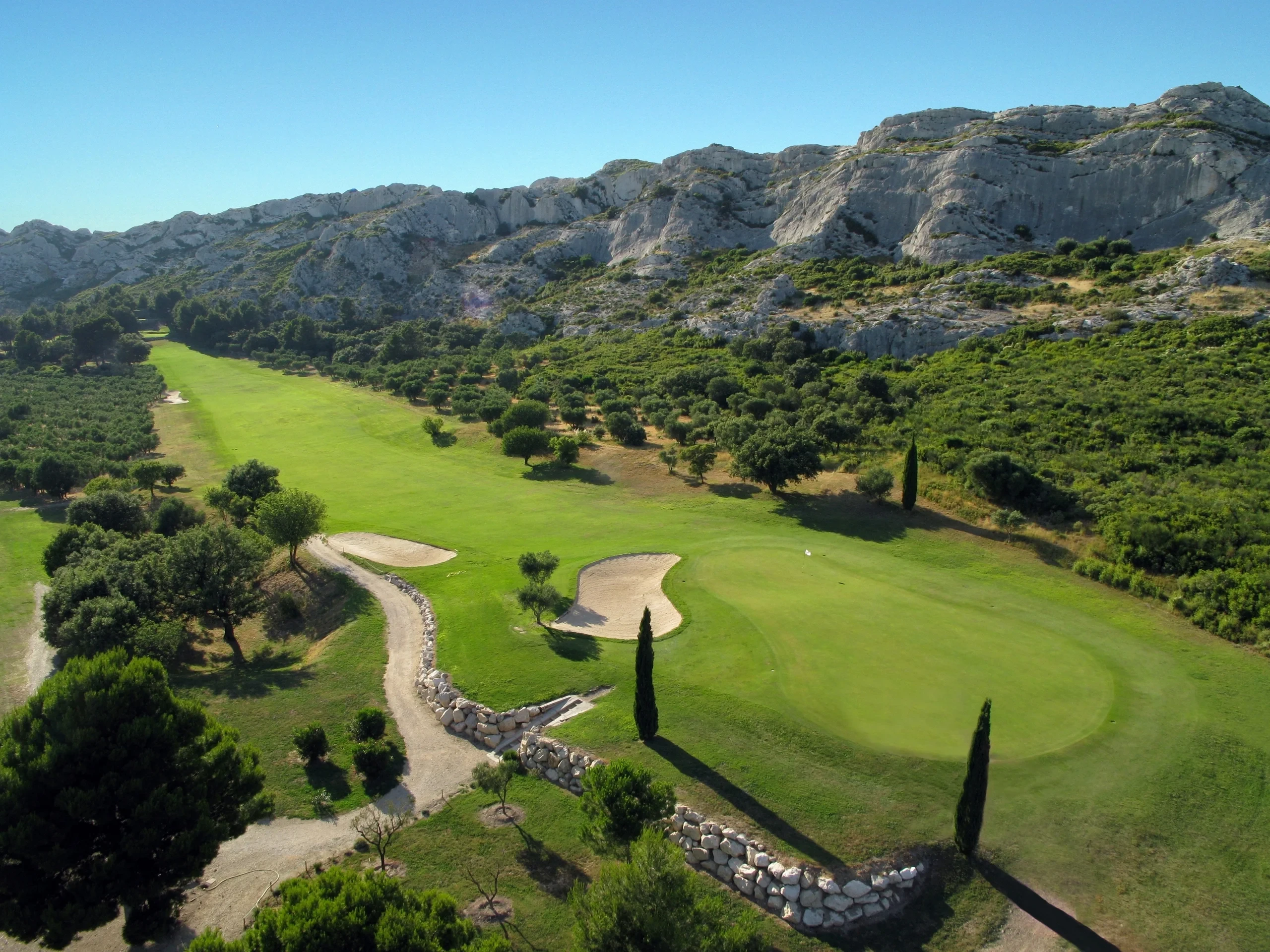 Golf avec montagnes et végétation méditerranéenne