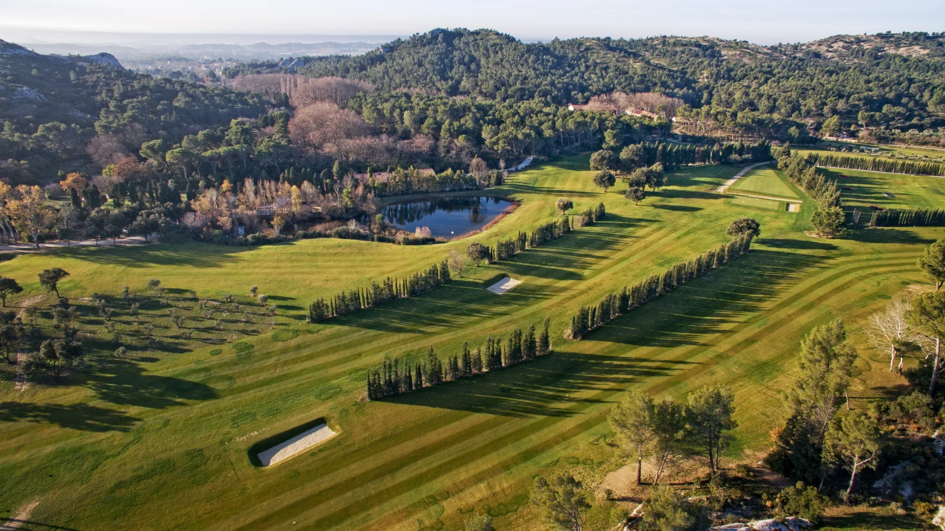 Paysage de golf avec lac et collines