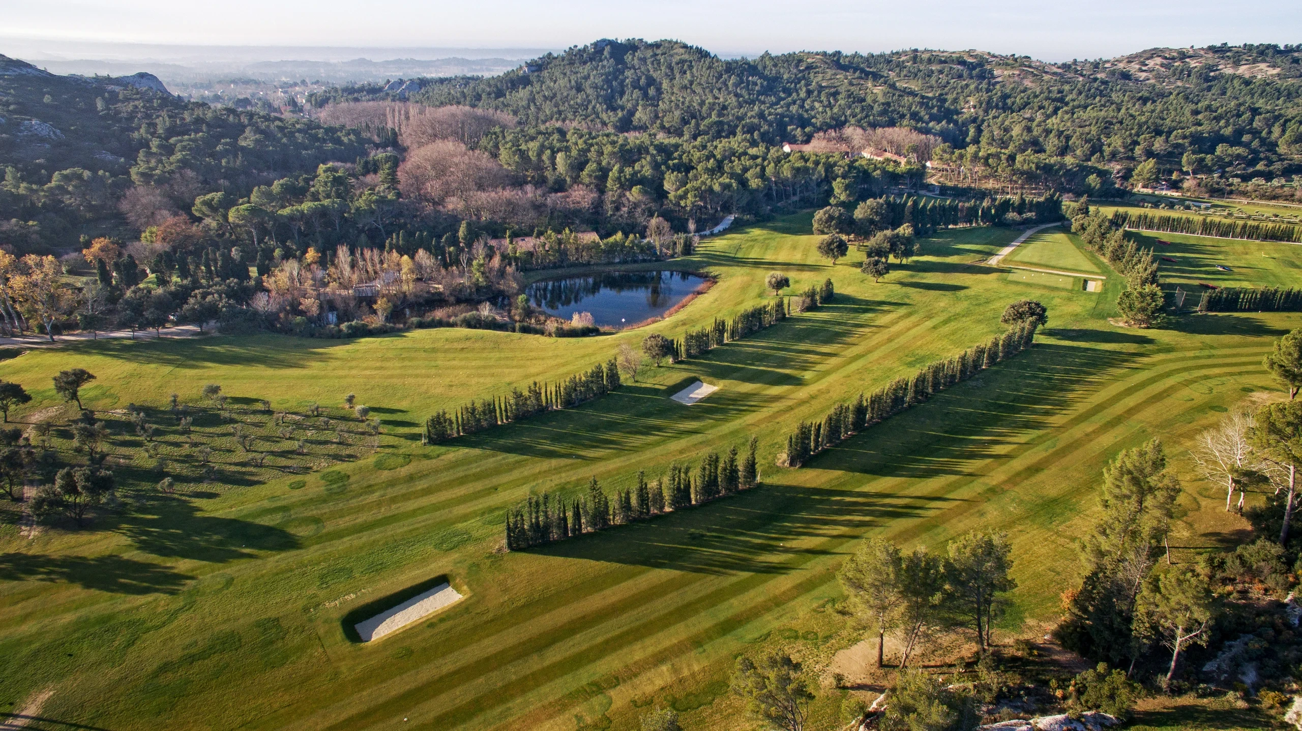 Paysage de golf avec lac et collines