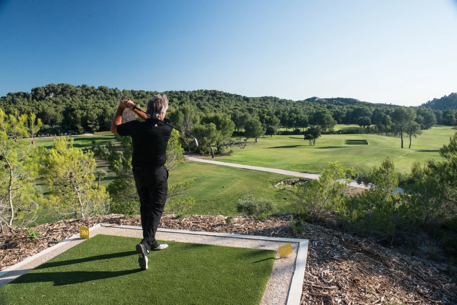 Golfeur sur un parcours en profondeur