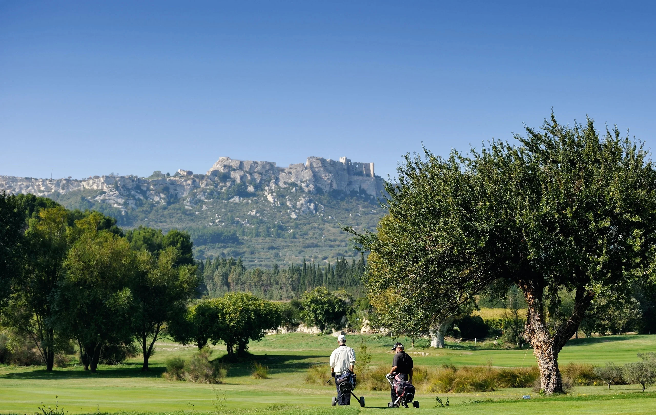 Golf avec ruines médiévales en arrière-plan
