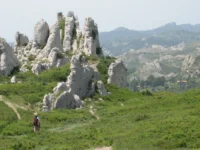 Randonneurs observant des rochers escarpés en montagne