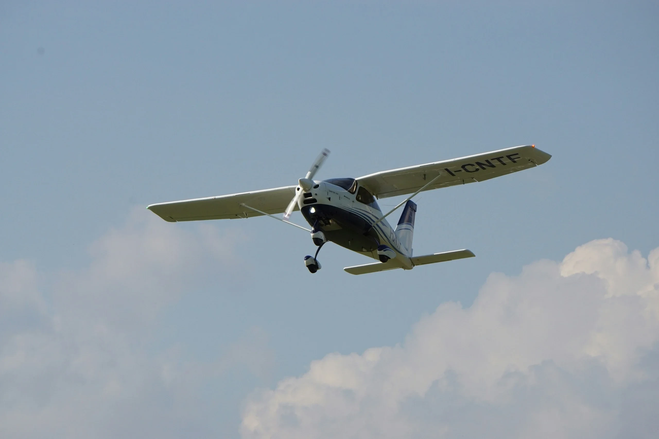 Avion léger survolant le paysage - hotel alpilles - Mas de l'Oulivié