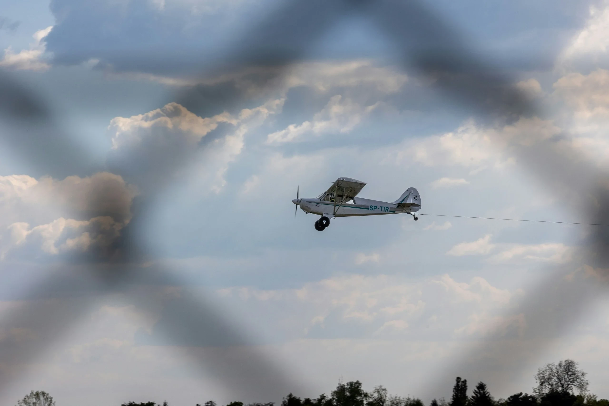 Avion léger dans un ciel nuageux - hotel alpilles - Mas de l'Oulivié