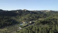 Paysage naturel avec montagnes et villa