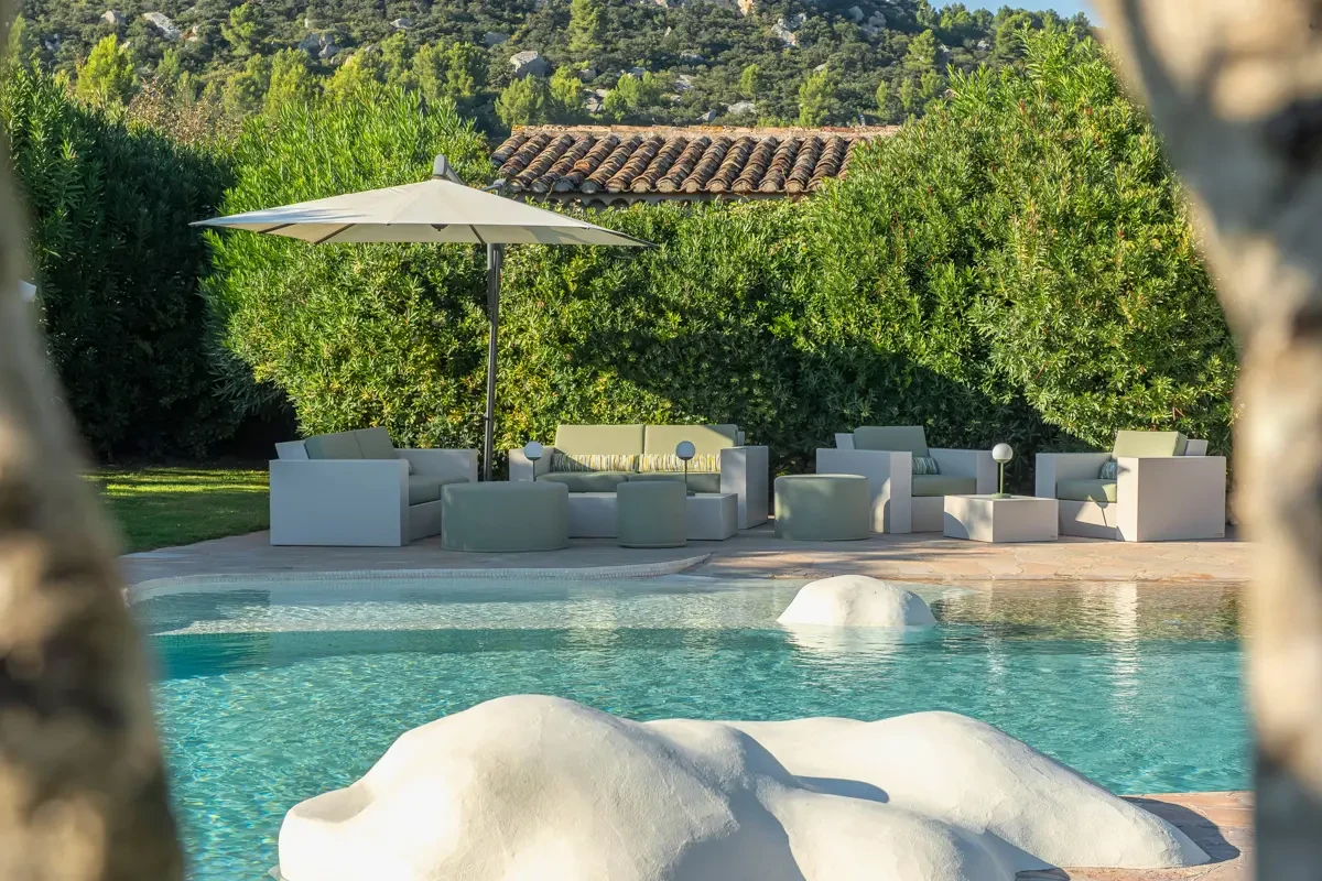 Piscine extérieure avec salon blanc et parasol