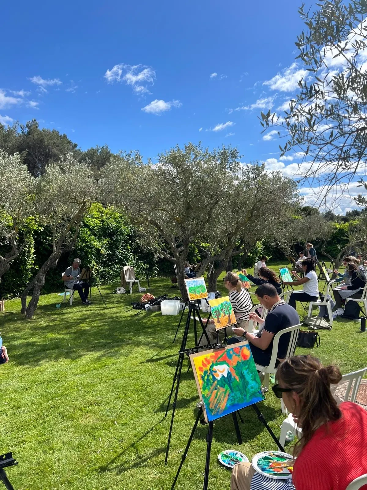 Atelier peinture en plein air dans un parc