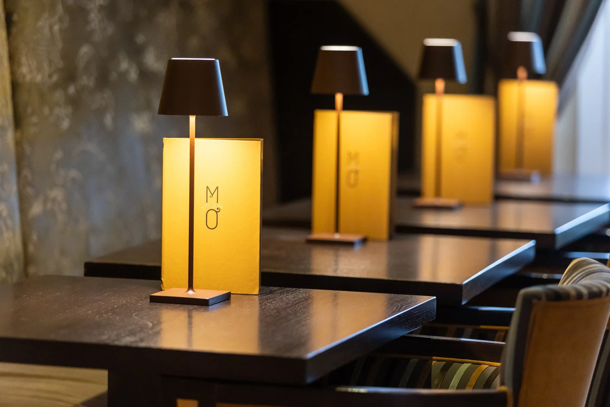 Lampes de table lumineuses dans un café
