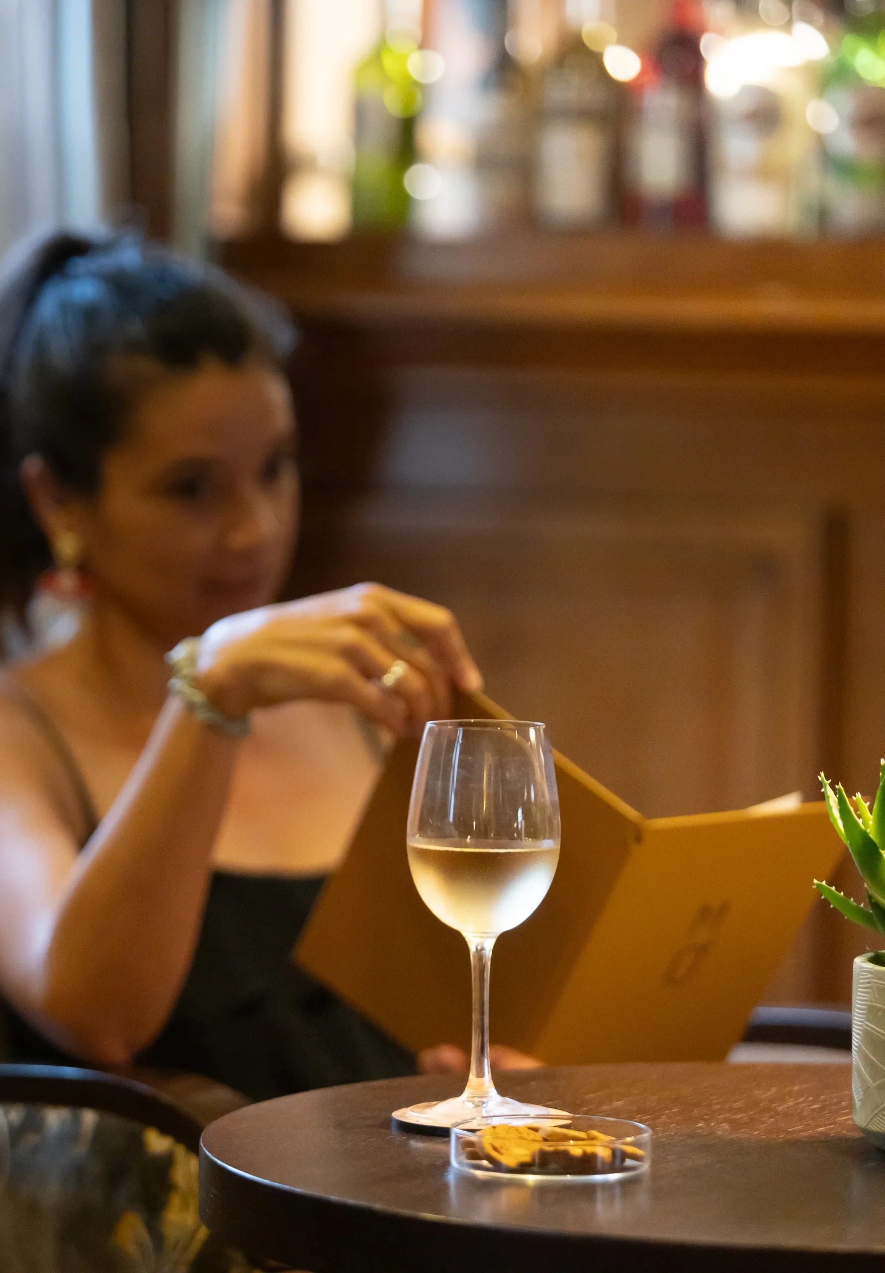Femme lisant avec un verre de vin blanc