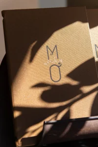 Livre avec initiales MO en lumière rasante