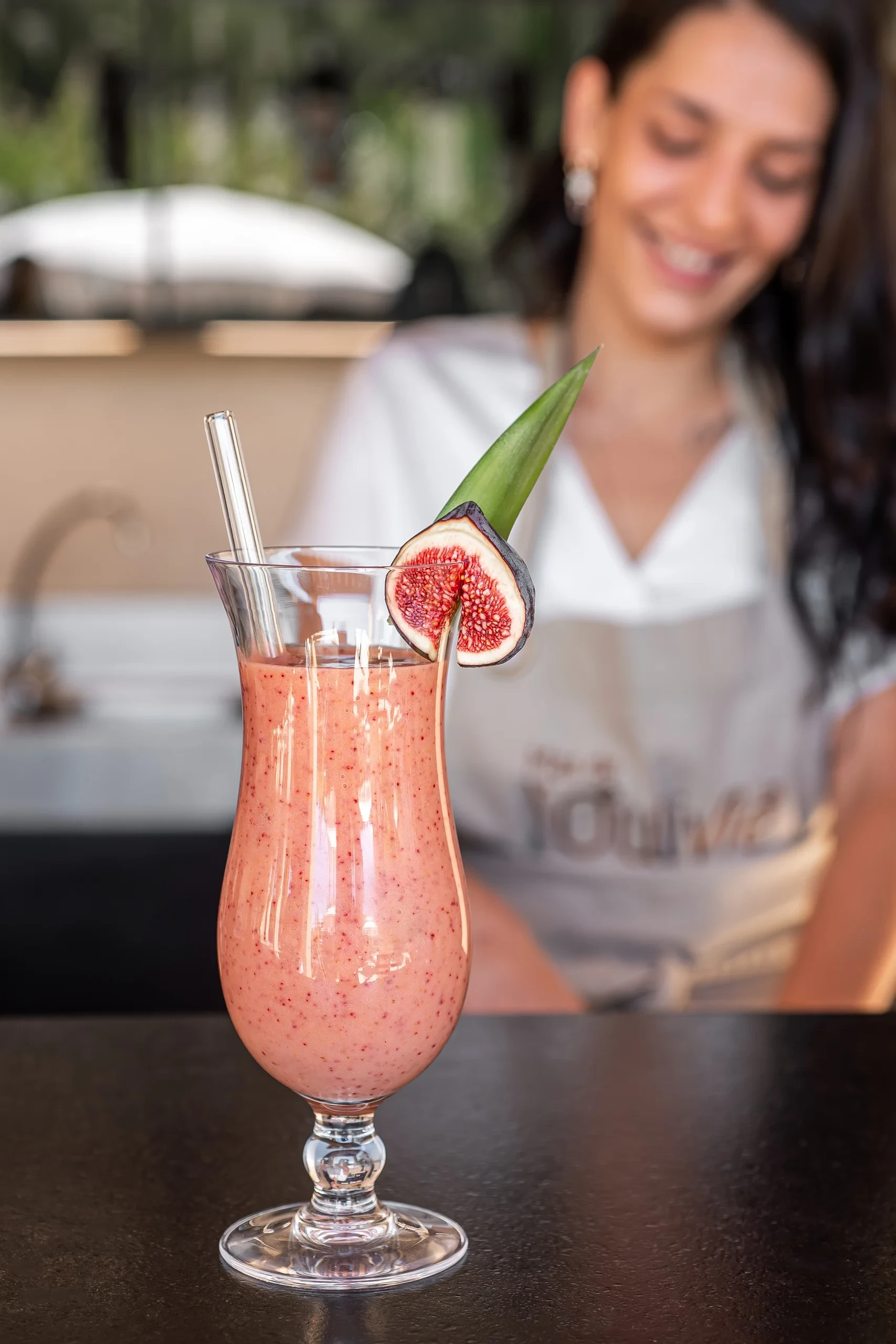 Smoothie figue rose dans verre hurricane