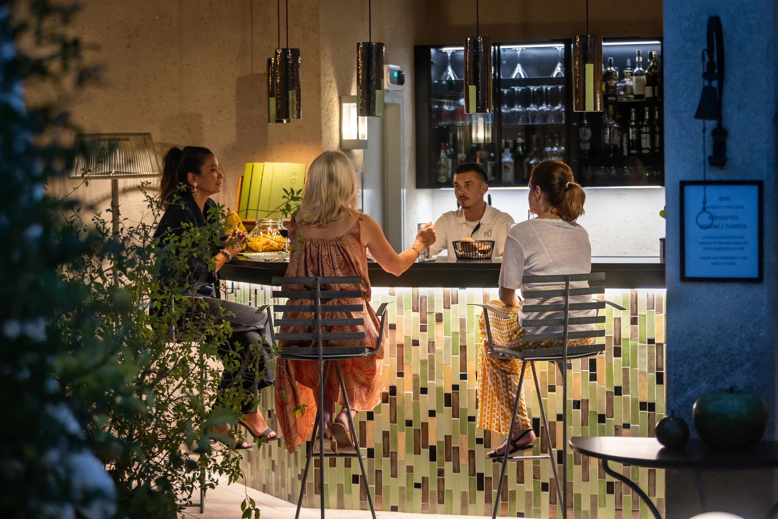Groupe au bar en intérieur élégant
