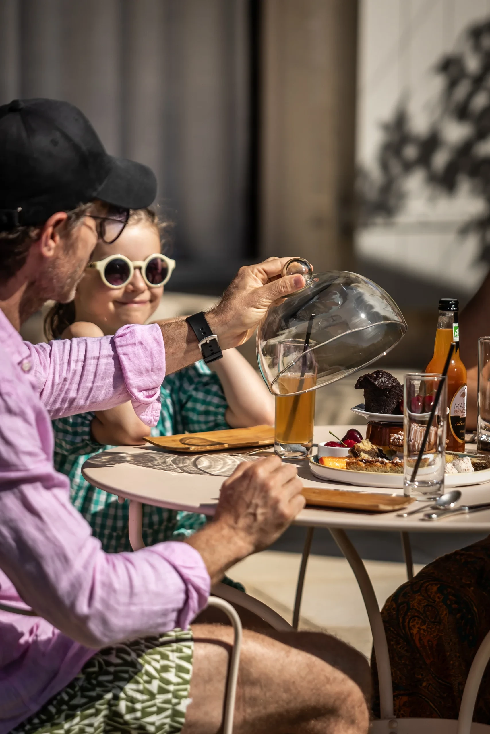 Repas en terrasse avec verre de bière et dessert