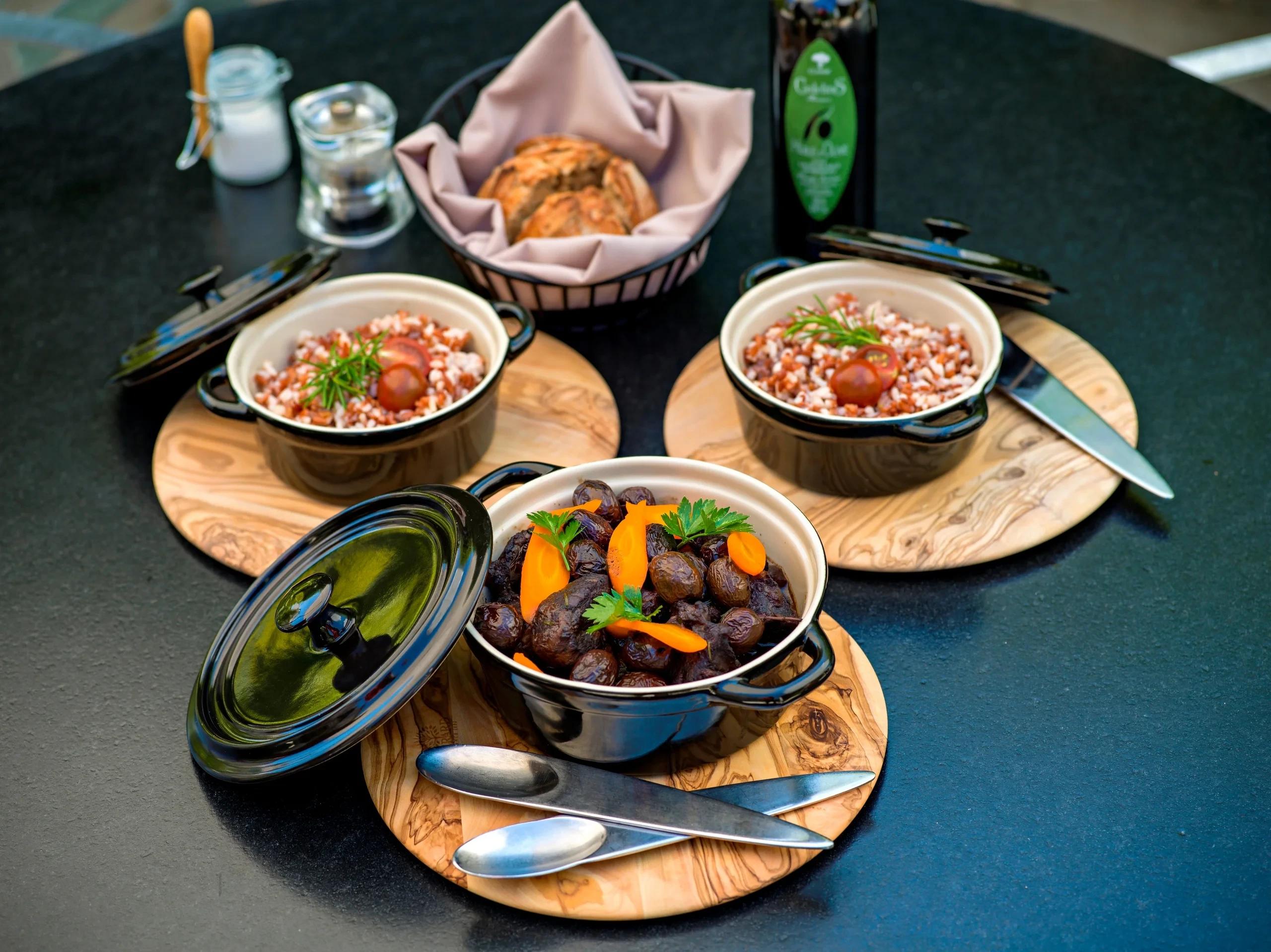Plats traditionnels dans des cocottes