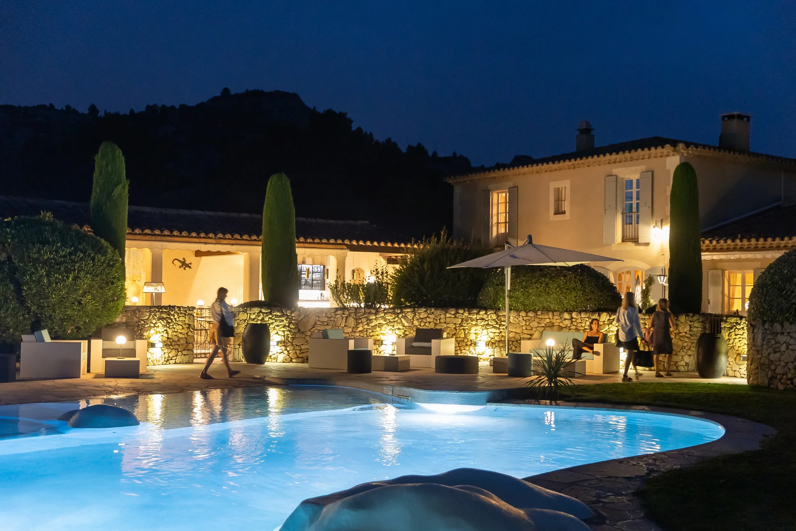 Maison de luxe avec piscine éclairée la nuit
