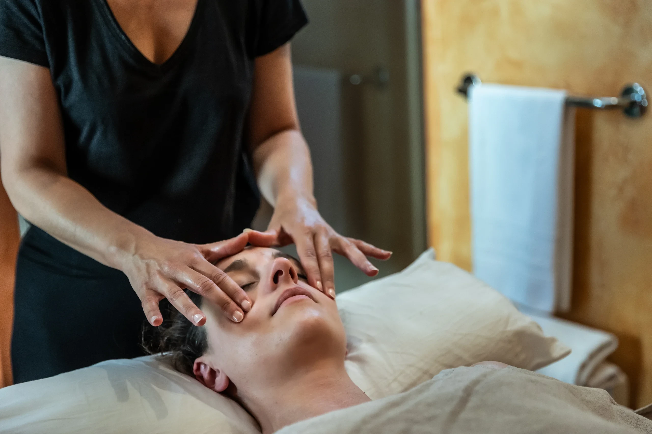 Massage du visage en salon de bien-être