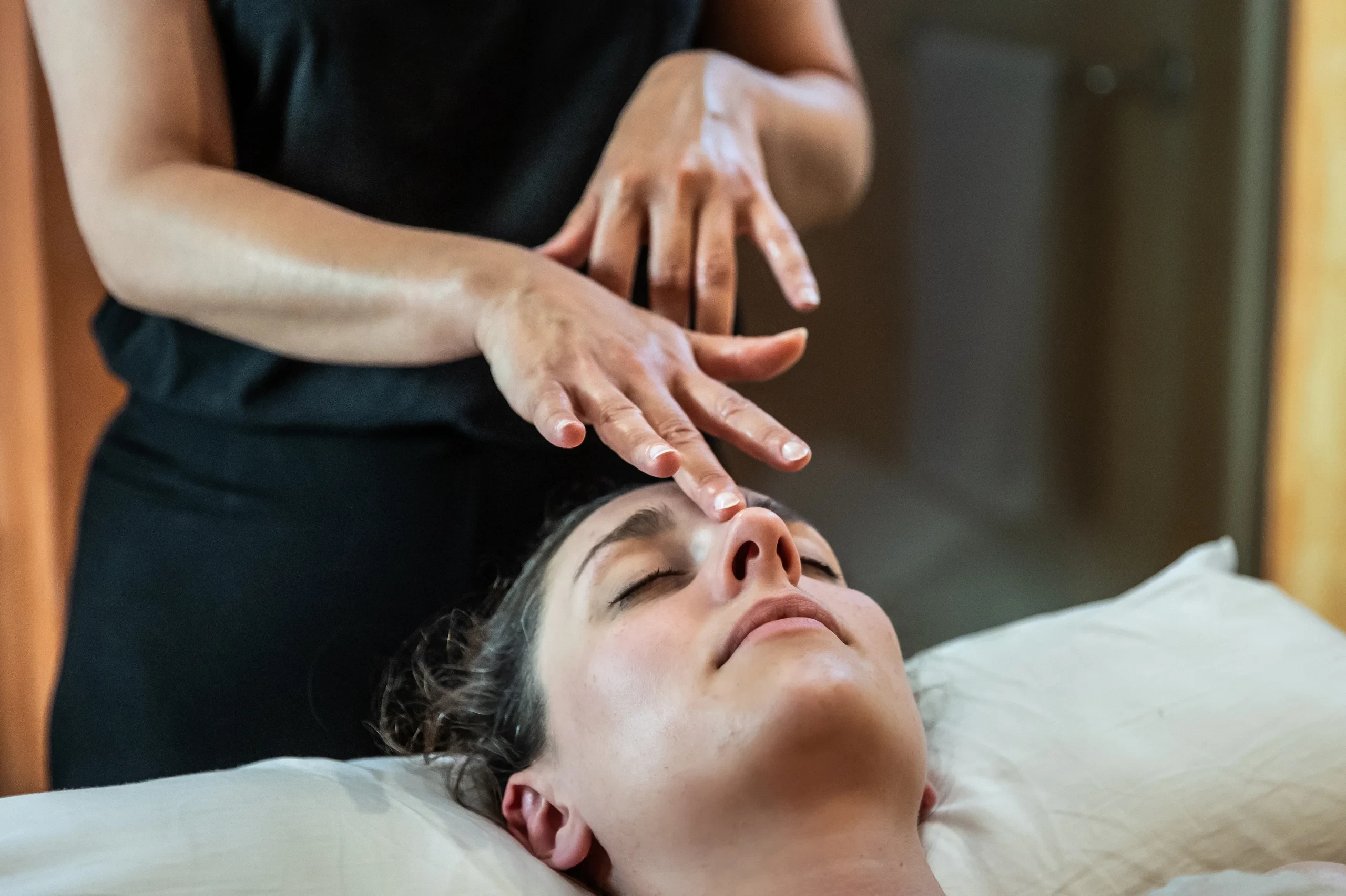Massage du visage en intérieur