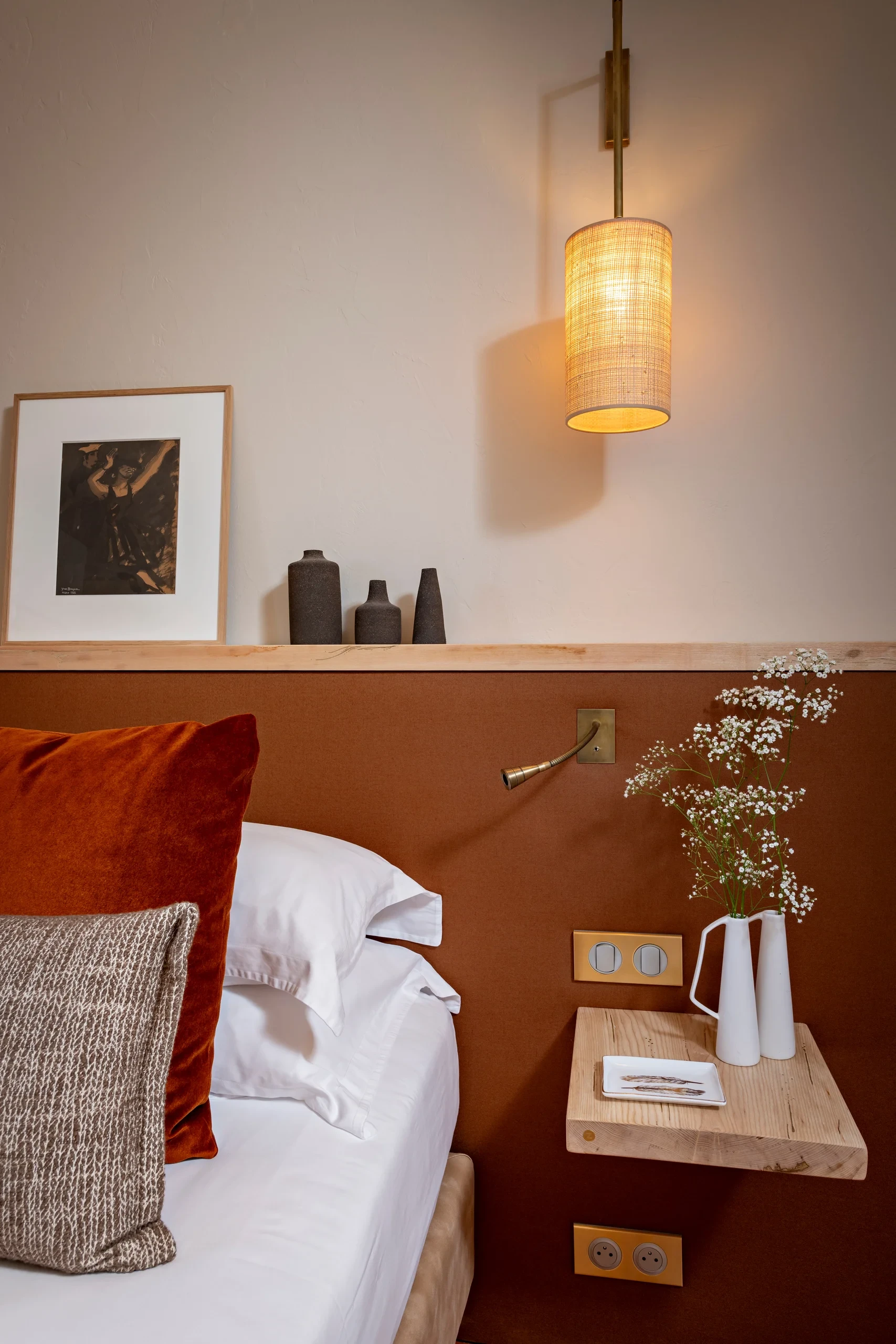 Chambre cosy avec lit et cheveux lumineux