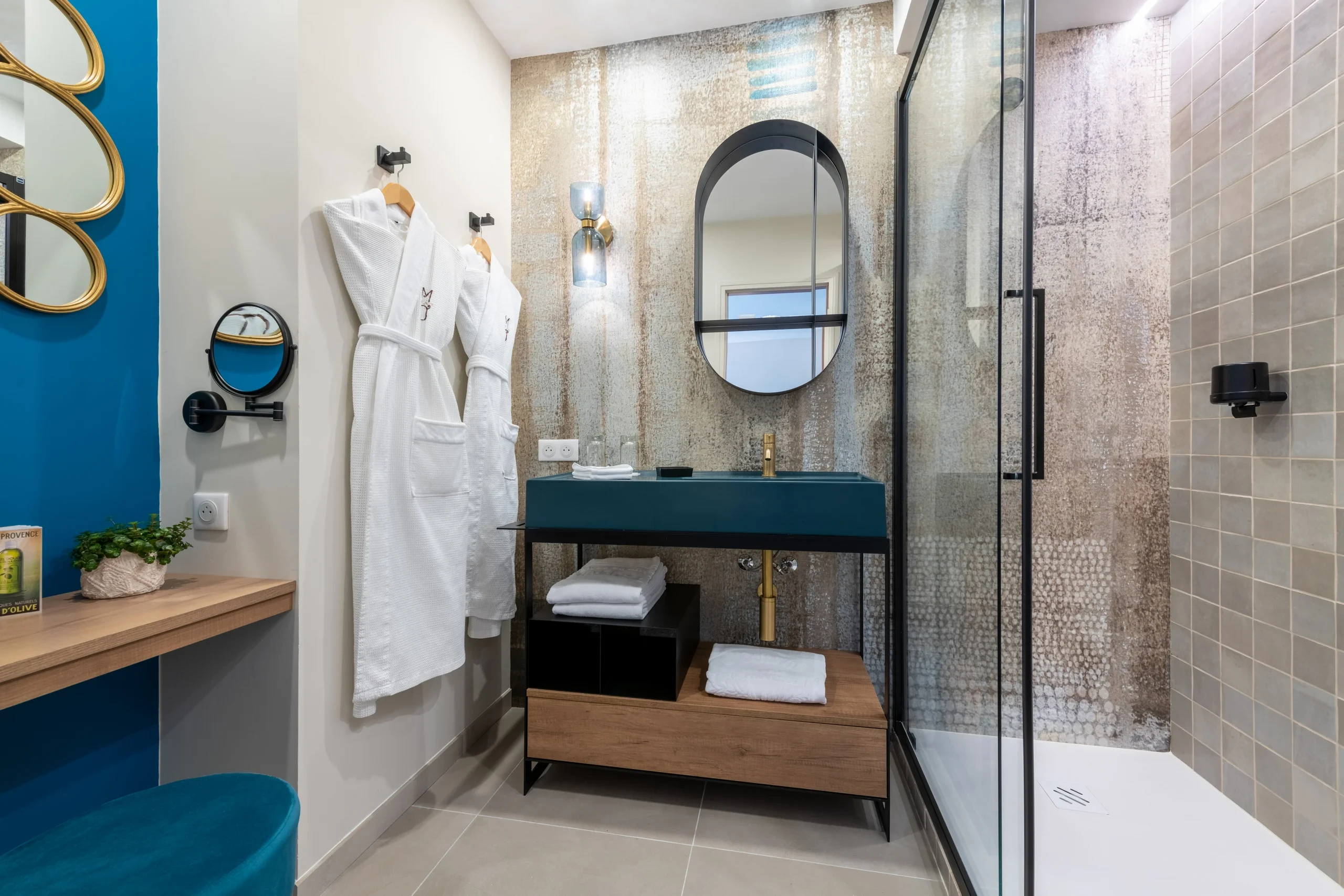 Salle de bain moderne avec douche et robes de bain