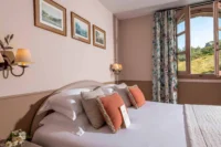 Chambre cosy avec lit et vue sur la campagne