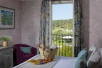 Chambre cosy avec vue sur la campagne et accessoires de voyage