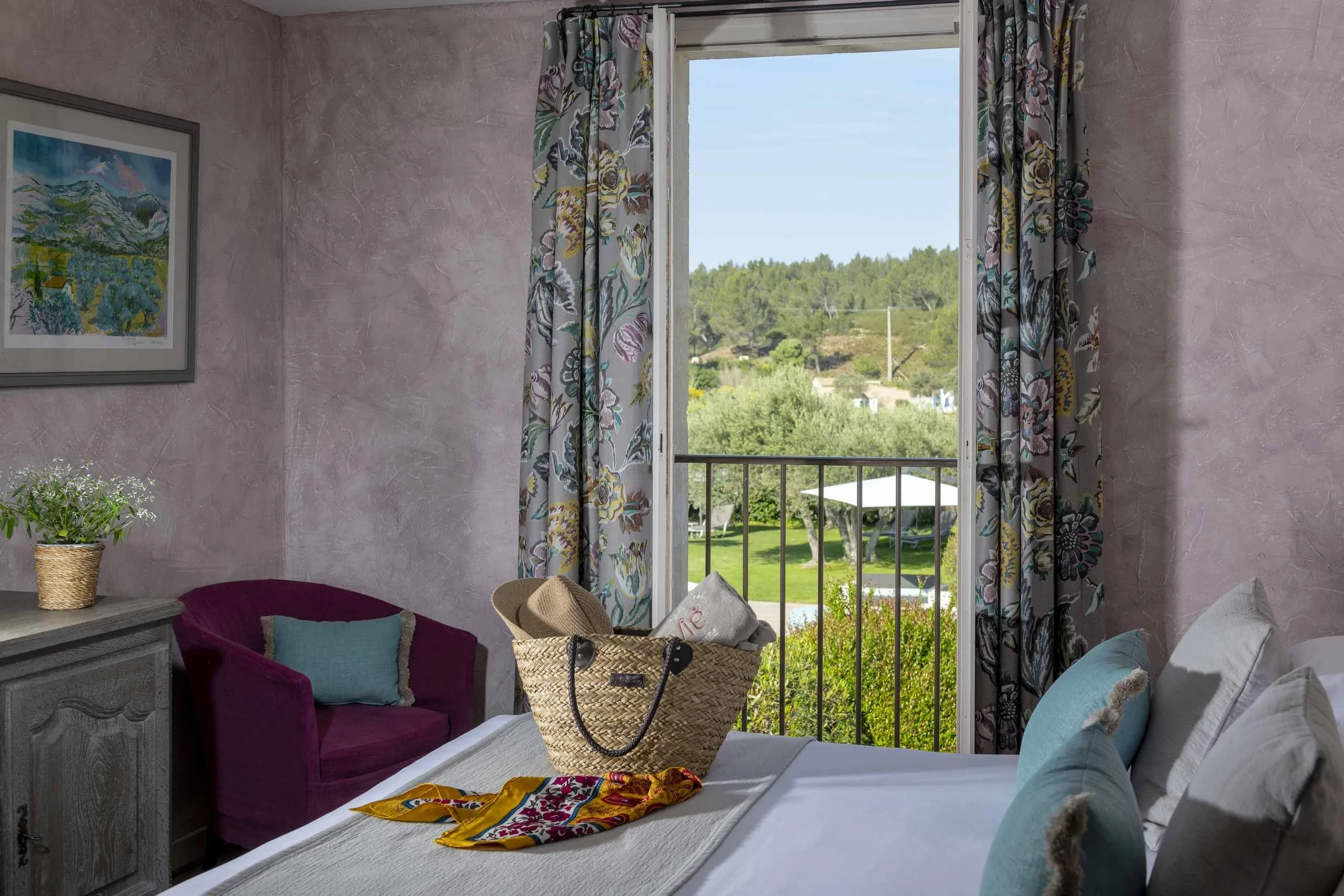 Chambre cosy avec vue sur la campagne et accessoires de voyage