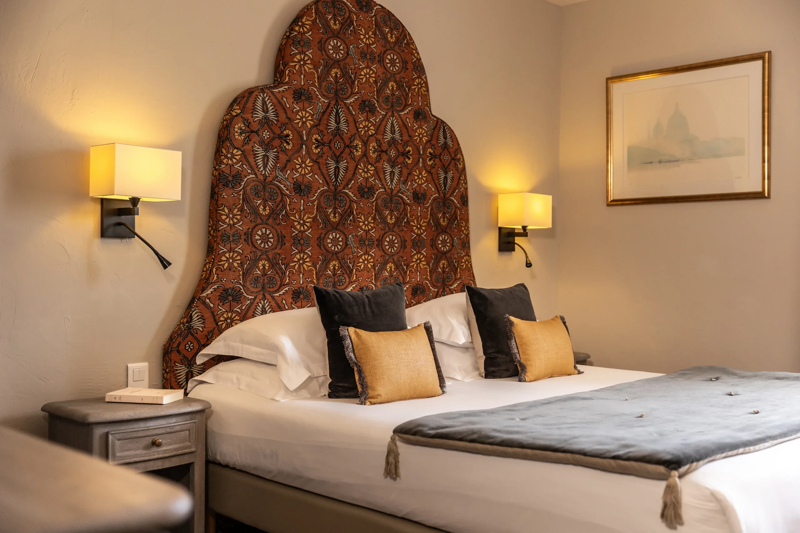 Chambre avec lit élégant et tête de lit décorée