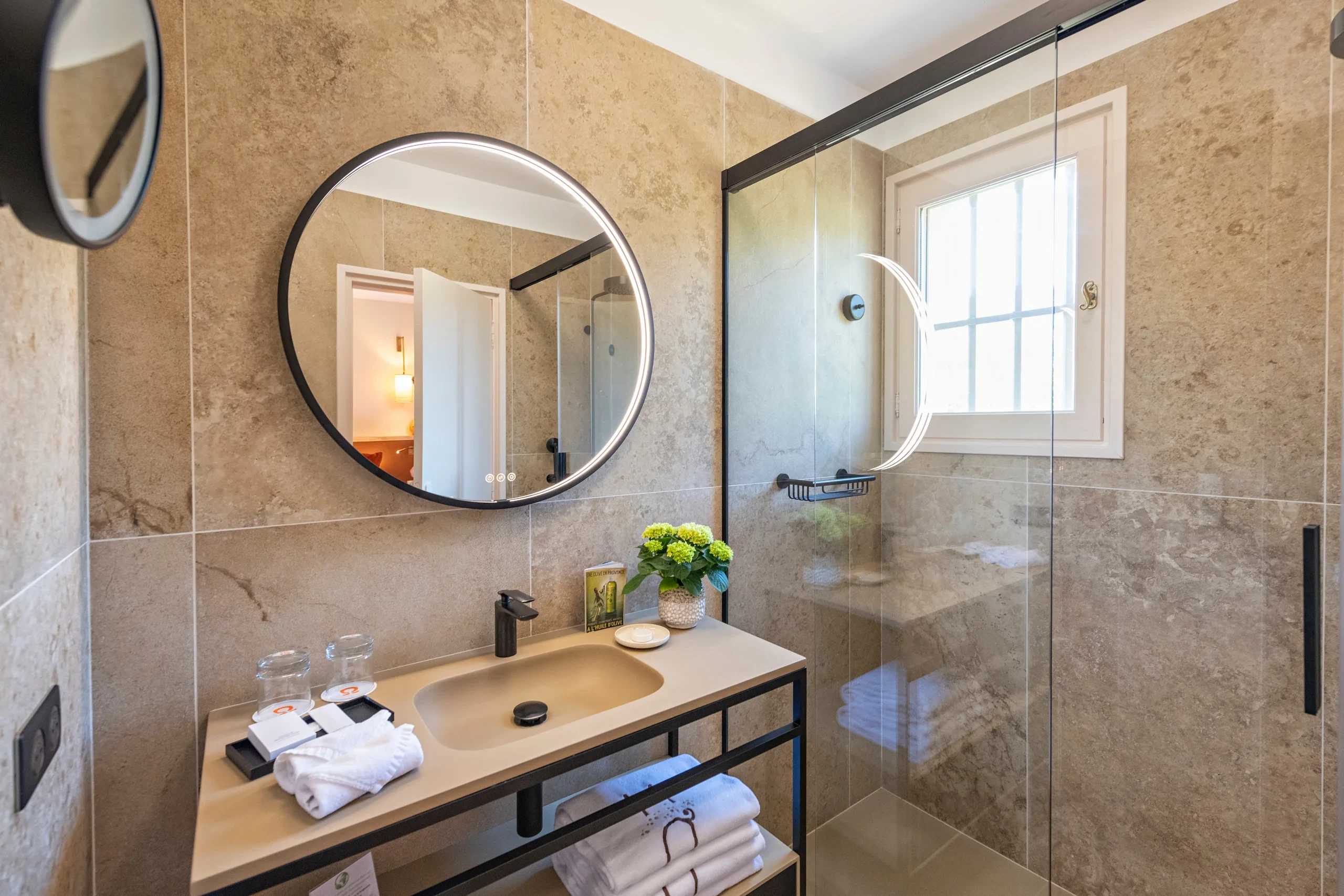 Salle de bain moderne avec miroir rond
