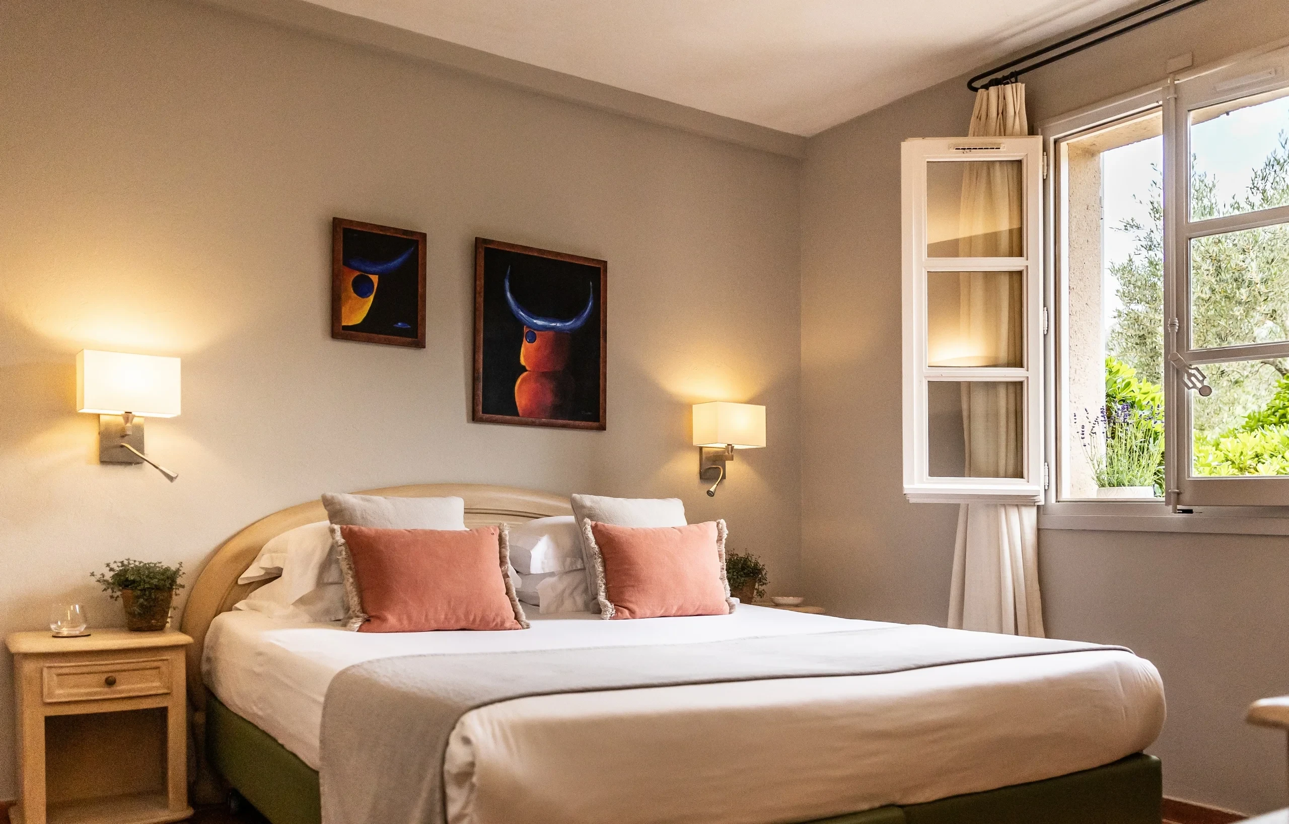 Chambre cosy avec lit confortable et fenêtre ouverte
