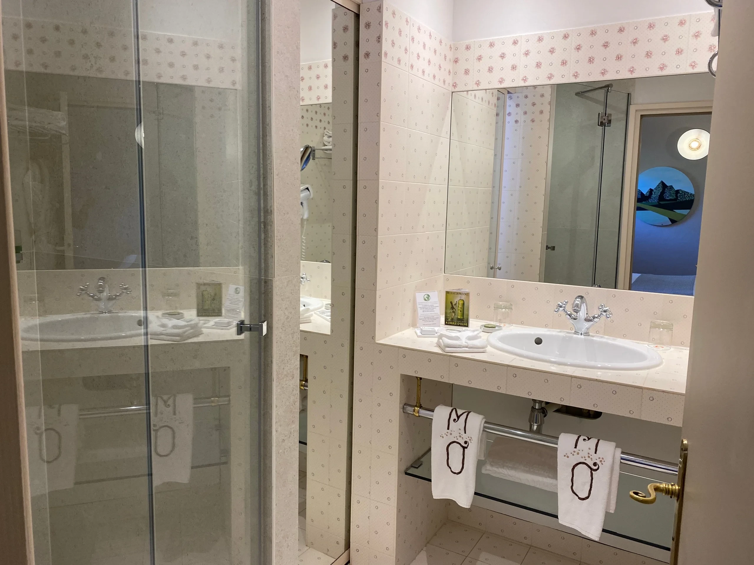 Salle de bain moderne avec miroir et lavabo