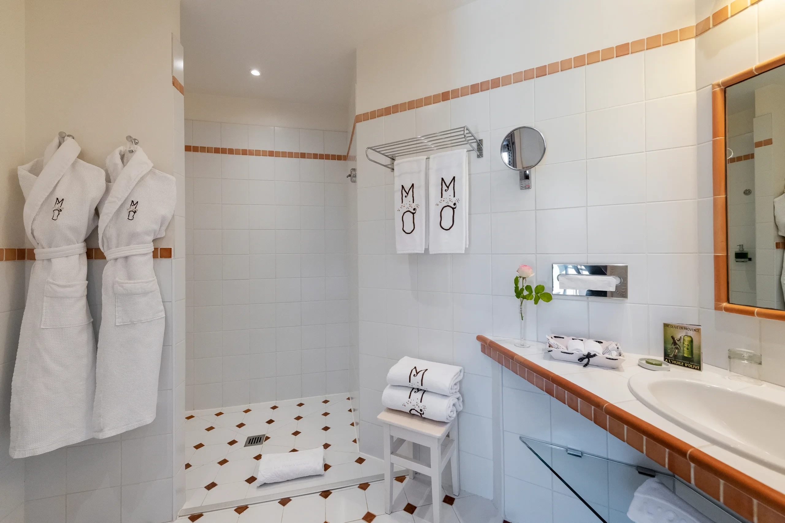 Salle de bain élégante et lumineuse avec robes de bain