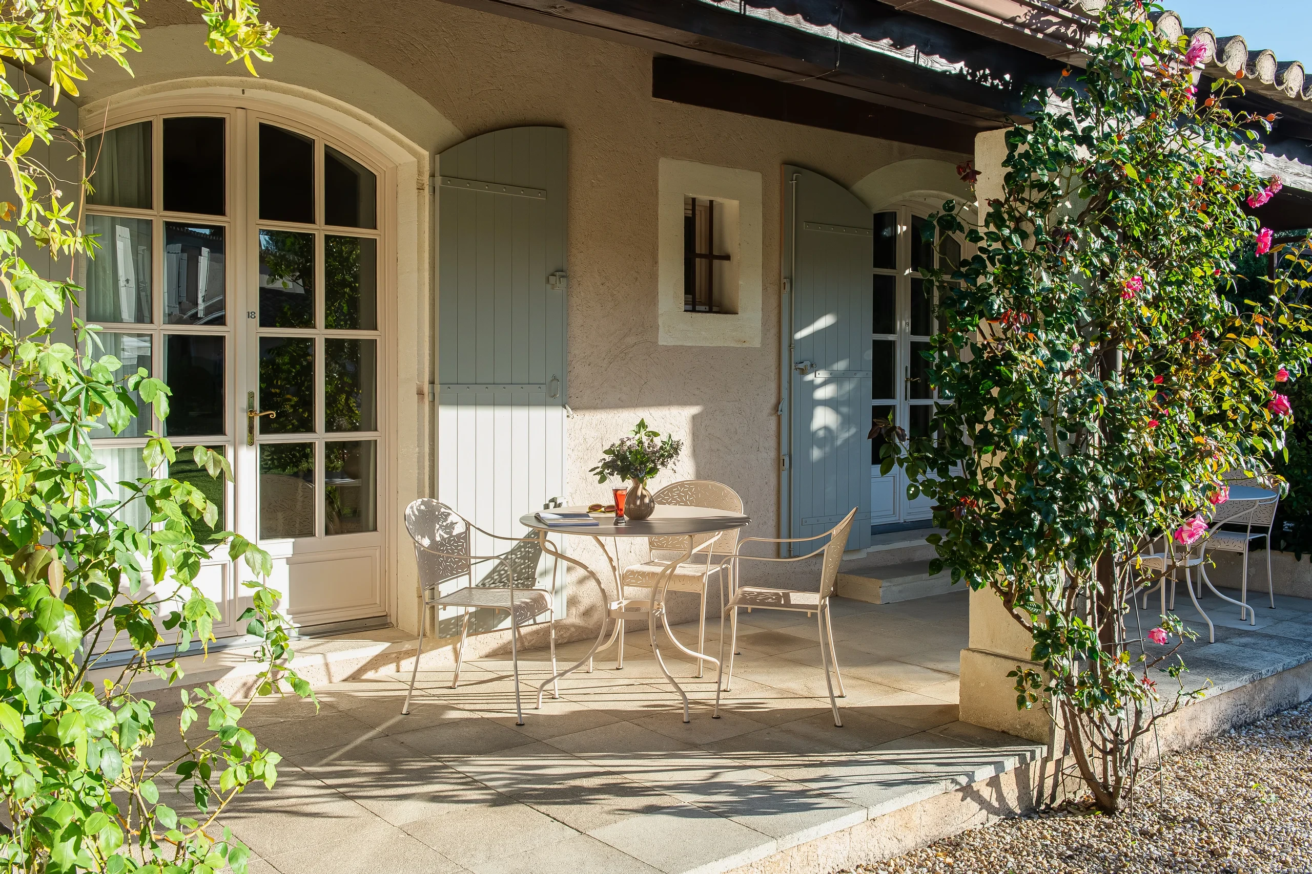 Terrasse ensoleillée avec table et chaises