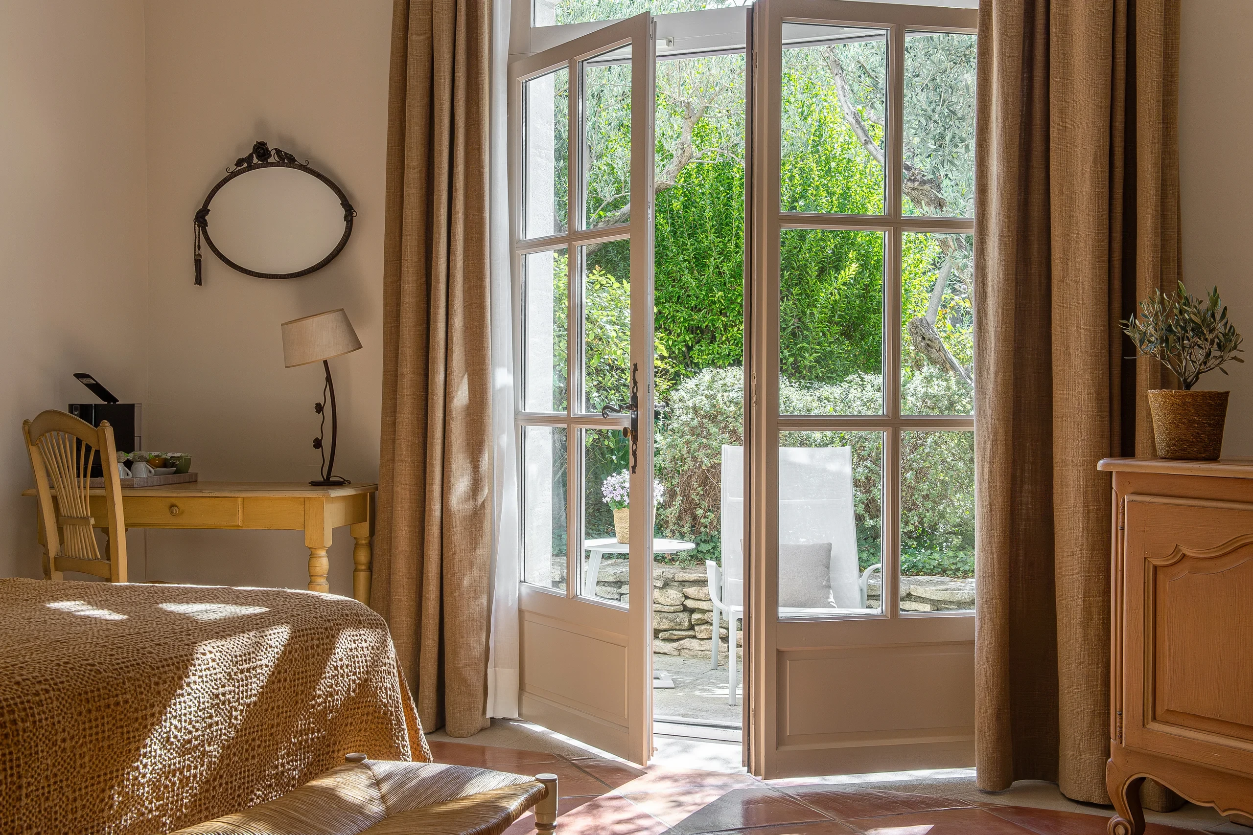 Chambre avec accès jardin par portes-fenêtres