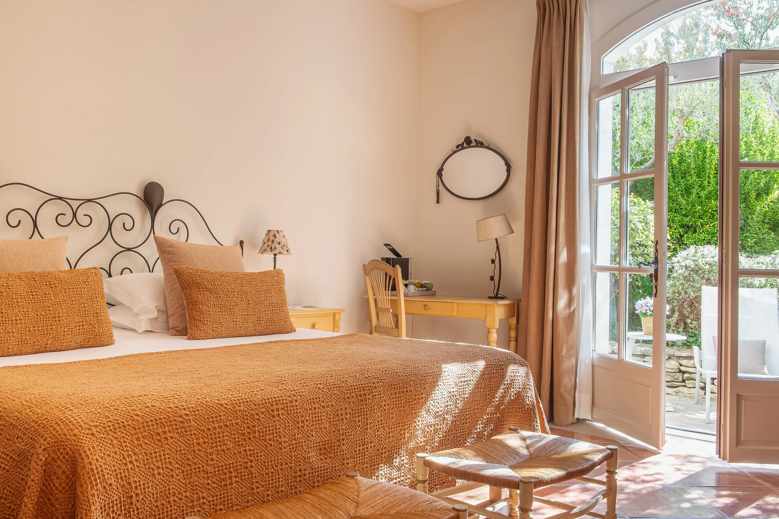 Chambre lumineuse avec lit et accès terrasse