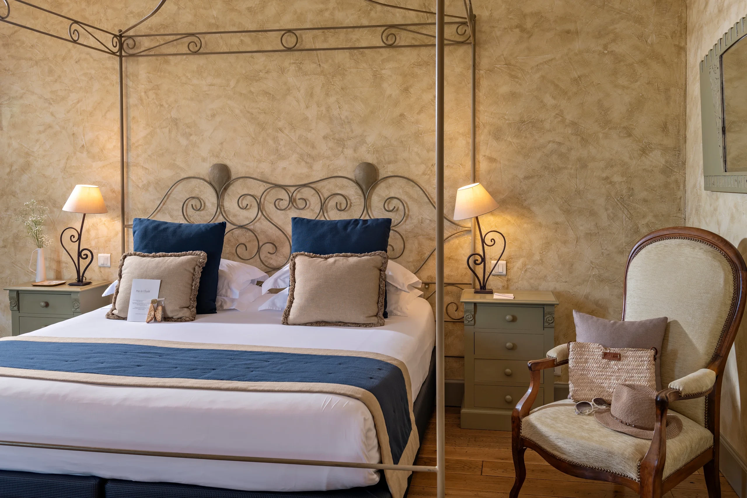 Chambre élégante avec lit à baldaquin et décor vintage