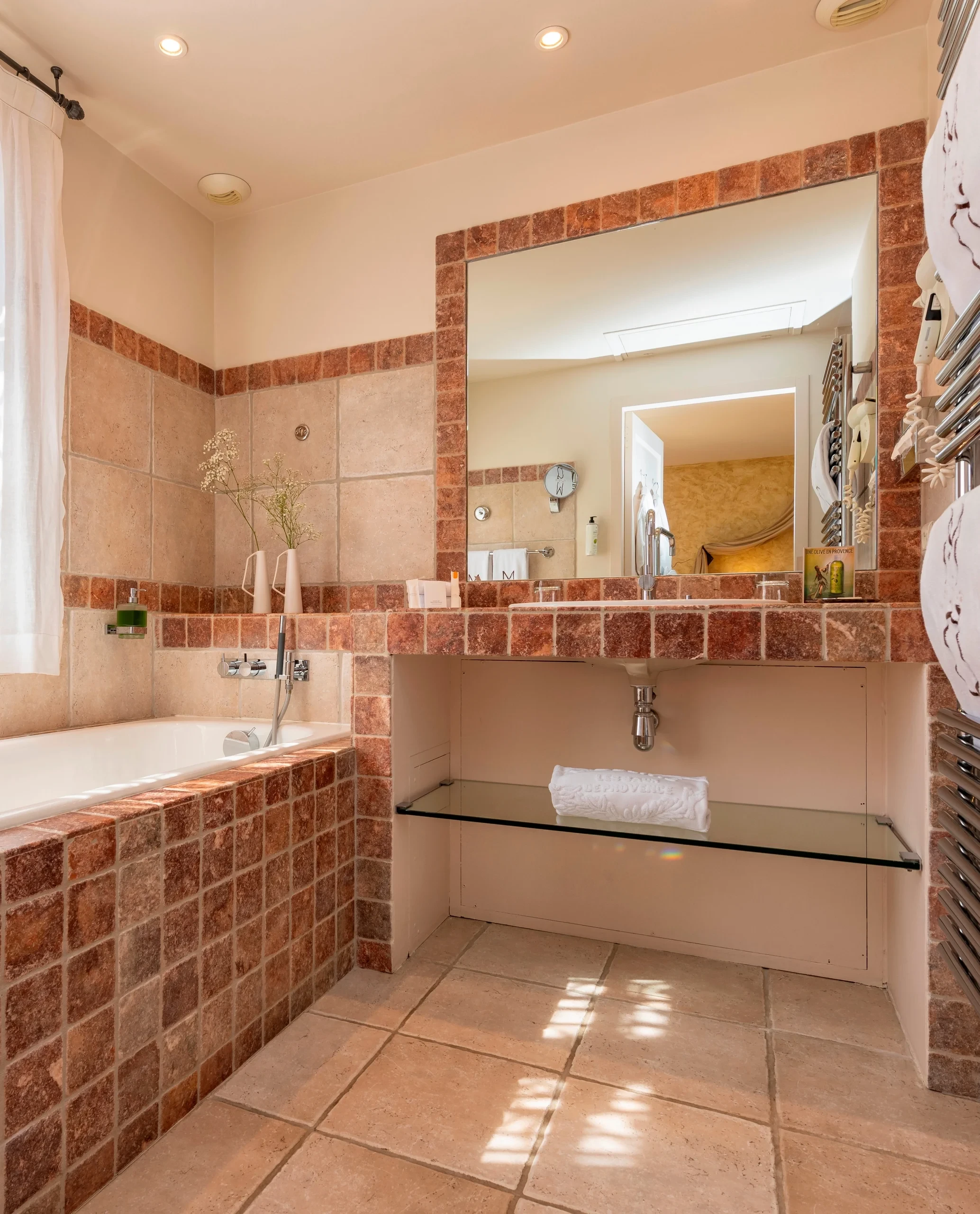 Salle de bain moderne avec bac à douche et miroir