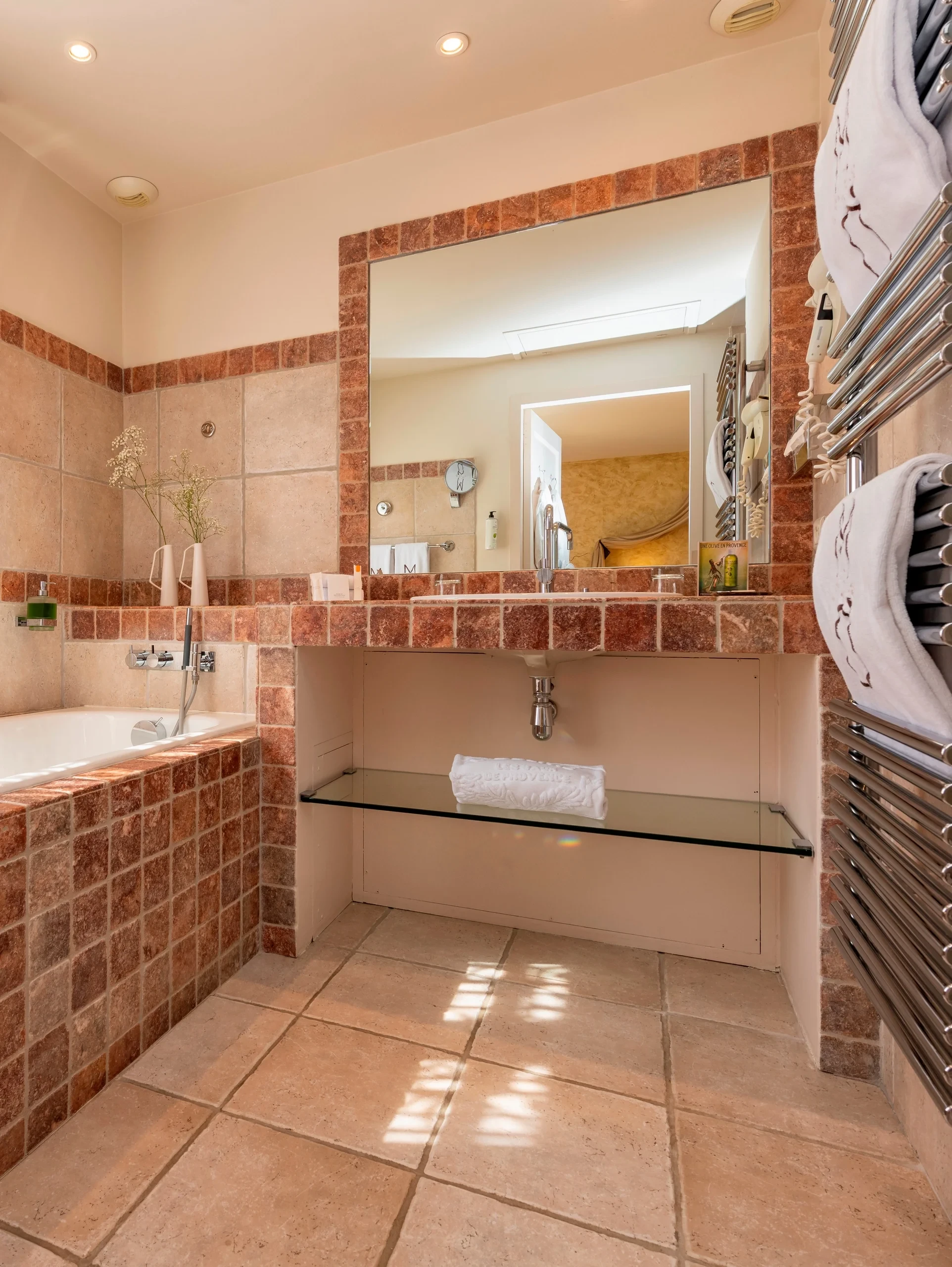 Salle de bain moderne en pierre naturelle